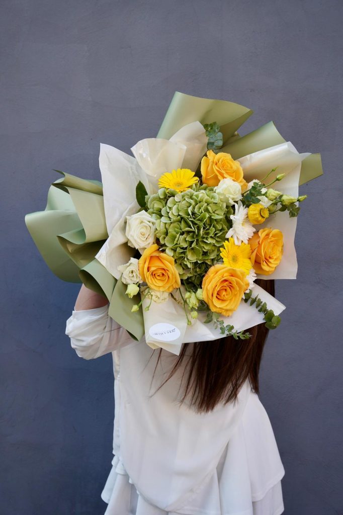Buchet cu Trandafiri, Gerbera, Hortensie, Eucalipt și Lisianthus
