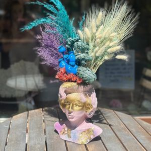 Statuetă decorativă Marilyn Monroe cu aranjament de plante colorate