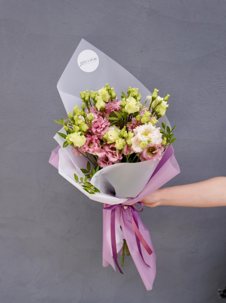 Buchet cu Lysianthus în Tonuri Pastelate