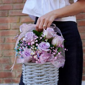 Aranjament Floral în Coș de Răchită