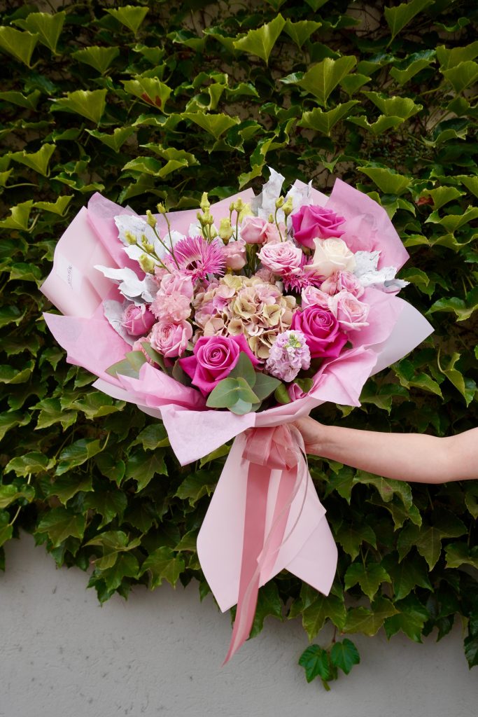 Buchet elegant în nuanțe de roz cu hortensii, trandafiri și lisianthus