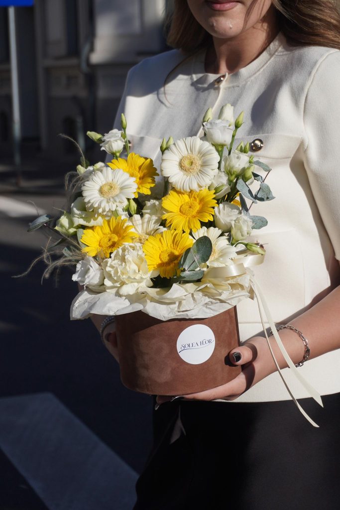 Aranjament floral elegant cu gerbere, lisianthus, garoafe și eucalipt