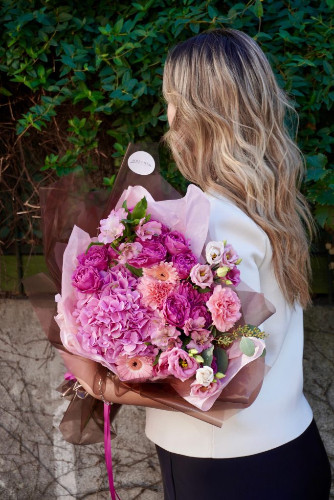 Buchet cu hortensie, gerbere și lisianthus
