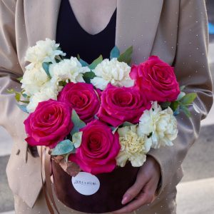 Aranjament cu trandafiri, garoafe și eucalipt