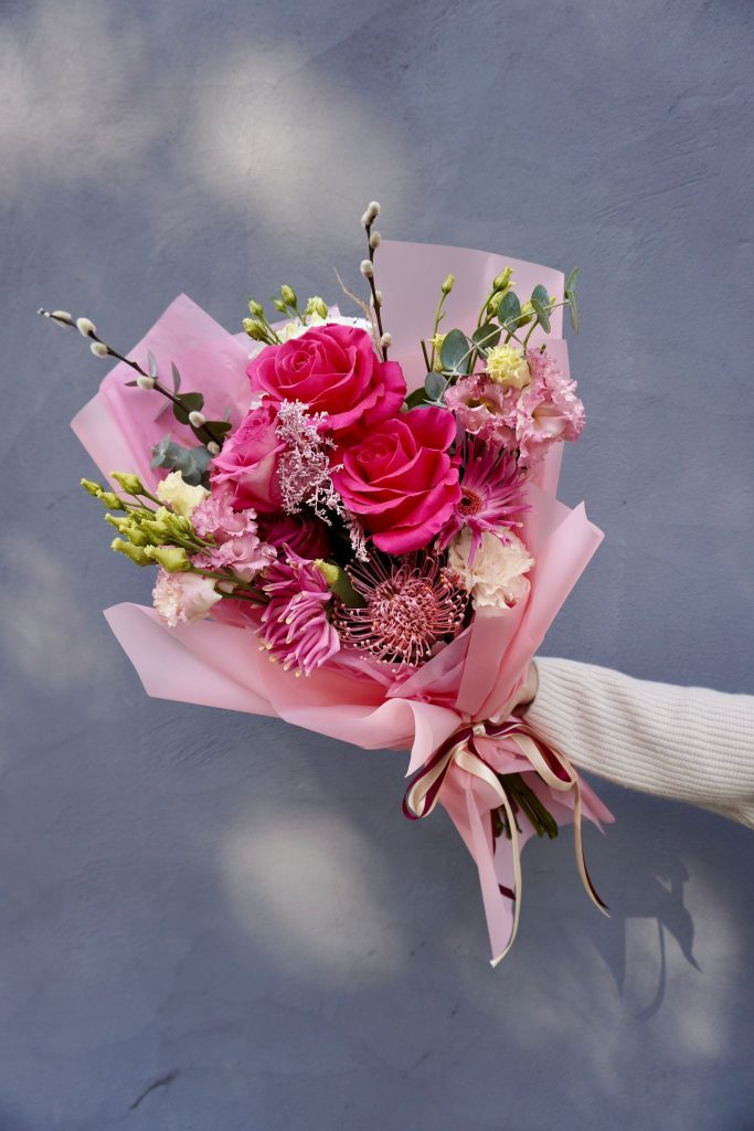 Buchet „Simfonia Roz” cu trandafiri și gerbera