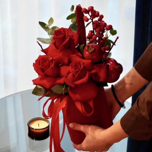 Crimson Elegance - Aranjament Floral