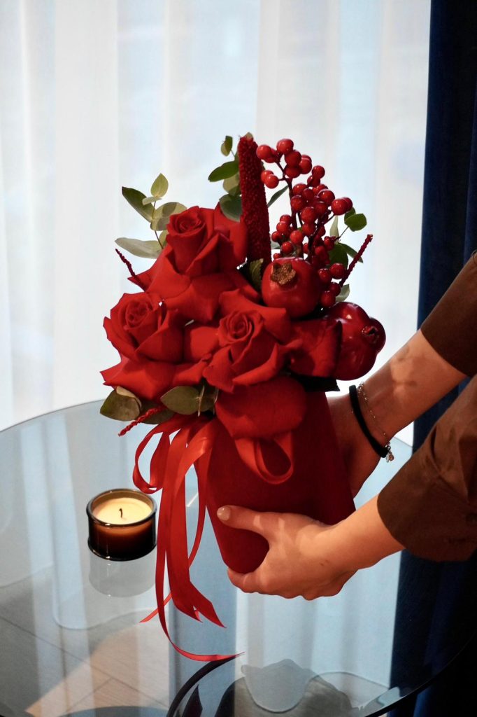 Crimson Elegance - Aranjament Floral